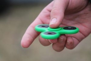 E-Mina.eu-mentalno-zdravlje-fidget-spinner-igracka-vjezbe-fokus